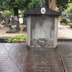 De grafkransenkast in vervallen staat op de begraafplaats