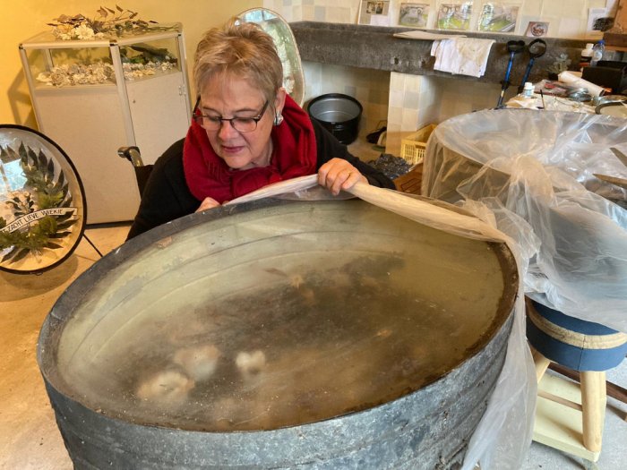 Het uitpakken van de aangeboden trommels met kransen