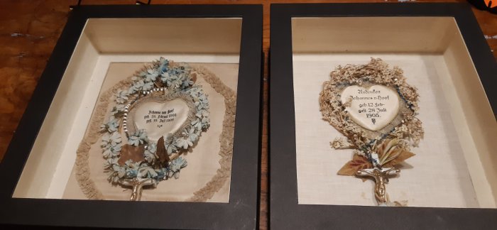 De 2 hartjes in de kartonnen/ papieren doos