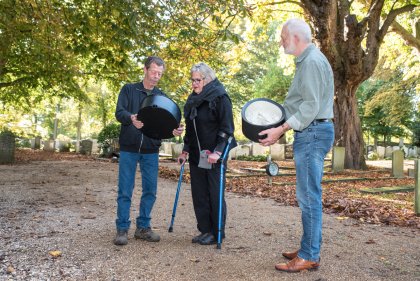 Begraafplaatsbeheerder Wim Rotte (l) neemt op de begraafplaats in Zierikzee de gerestaureerde graftrommels in ontvangst uit handen van Pieke en Leo van Doorn van de Nederlandse stichting tot behoud van de graftrommel. © Sandra Schimmelpennink