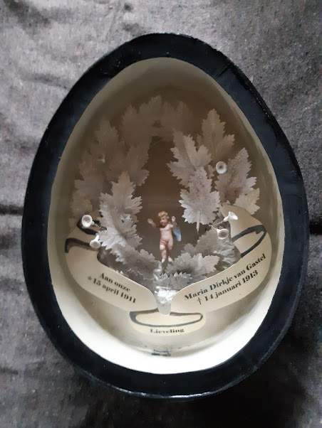 Oktober 2022, de gerestaureerde grafkrans en graftrommel