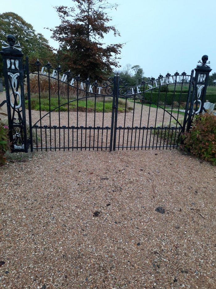 Het hek van de begraafplaats in Burgh